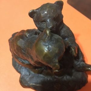 Bears cuddling